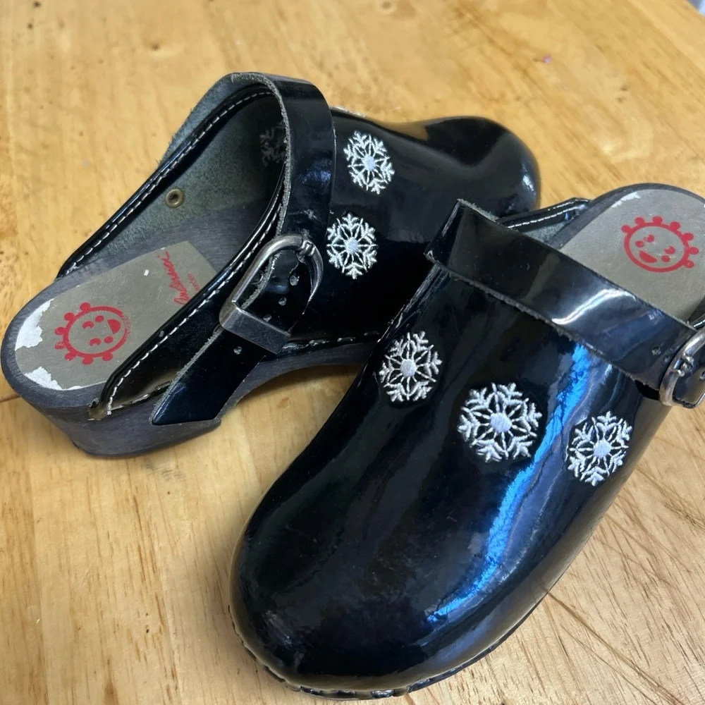Black Slippers with Comfortable Footbed and‎ Open Back